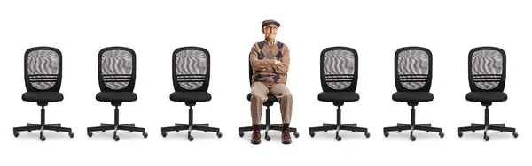 Homem Idoso Sentado Uma Cadeira Escritório Com Outras Cadeiras Vazias Fotografia De Stock