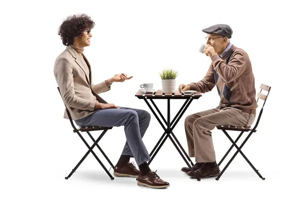 Молодий Чоловік Розмовляє Старшим Чоловіком Кафе Ізольовано Білому Тлі Стокова Картинка