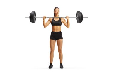 Ağırlık eğitimi alan genç bir kadın beyaz arka planda izole edilmiş, vücut geliştirme konsepti