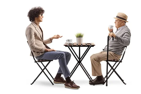Jovem Sentado Café Tendo Uma Conversa Com Homem Idoso Isolado Imagens Royalty-Free
