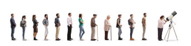 Beyaz arkaplanda izole edilmiş teleskop kullanmayı bekleyen insanlar kuyruğu