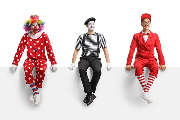 Clown Mime Artiste Assis Sur Panneau Blanc Isolé Sur Fond Images De Stock Libres De Droits