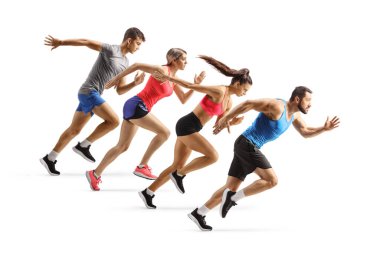 Beyaz arka planda izole edilmiş bir yarış yürüten bir grup genç.