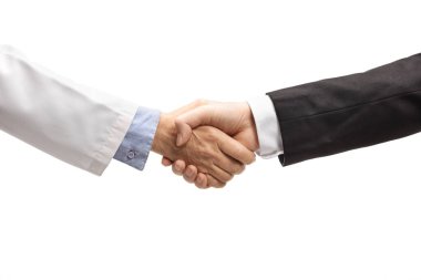 Kadın doktor ve bir iş adamı, beyaz arka planda izole edilmiş bir şekilde el sıkışıyor.