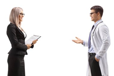 Profesyonel bir kadın ve bir erkek doktorun beyaz arka planda izole edilmiş bir konuşma yaparken profil fotoğrafı.