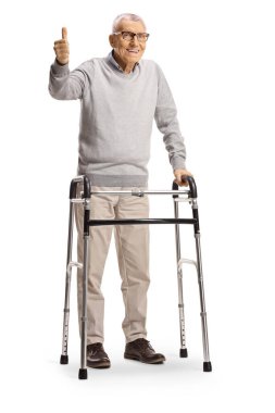 Yürüteçli yaşlı bir adam beyaz arka planda baş parmak gösteriyor, yaşlılar için yürüyen yardım ekipmanı. 