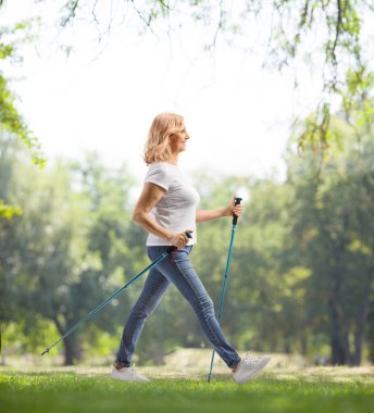 Parktaki bastonlu kadın.