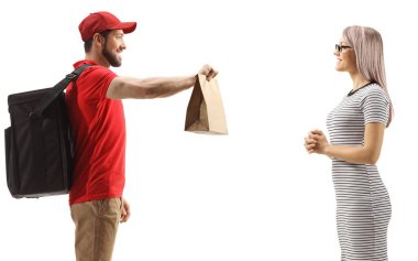 Beyaz arka planda izole edilmiş genç bir kadına yemek getiren bir adam.