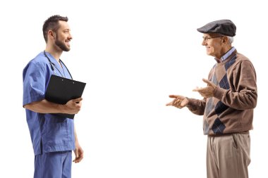 Mavi üniformalı bir sağlık görevlisi beyaz arka planda izole edilmiş yaşlı bir beyle konuşuyor.