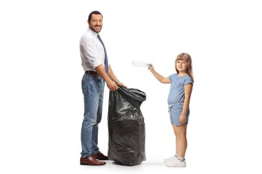 Beyaz arka planda izole edilmiş bir adamın tuttuğu plastik torbaya şişe atan bir kız.