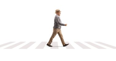 Beyaz arka planda izole edilmiş yaya geçidinde yürüyen yaşlı bir beyefendinin tam boy profil fotoğrafı.