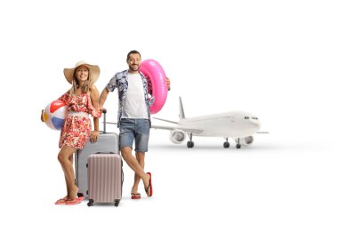 Havaalanında bavullu genç bir çift yaz tatilinde beyaz arka planda izole bir şekilde seyahat ediyor.