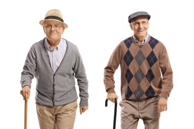 Bastonlu iki yaşlı adam beyaz arka planda kameraya doğru yürüyor.