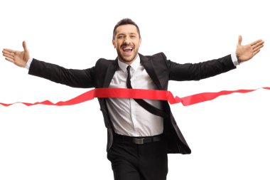 Takım elbiseli bir iş adamı maraton koşuyor ve bitiş çizgisini beyaz arka planda tek başına geçiyor.