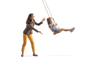 Anne kızını salıncakta sallıyor.