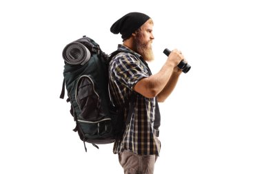Sırt çantalı sakallı bir adam beyaz arka planda izole edilmiş dürbünler tutuyor.