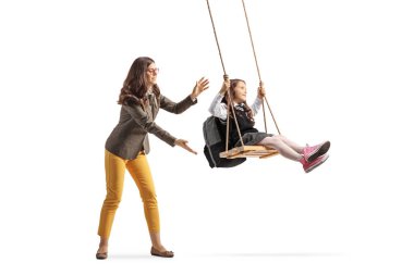 Beyaz arka planda bir kızı salıncakta sallayan bir kadın.