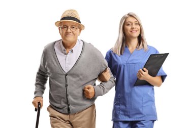 Mavi üniformalı kadın hemşire beyaz arka planda izole edilmiş yaşlı bir adama yardım ediyor.