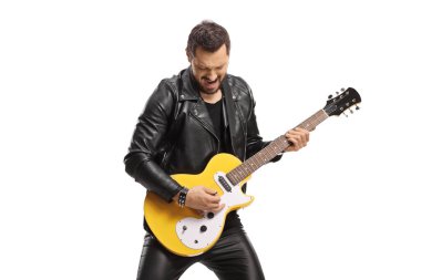 Beyaz arkaplanda izole edilmiş elektro gitar çalan müzisyen