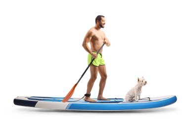 Beyaz arka planda izole edilmiş bir köpek taşıyan sağlıklı bir genç adam.