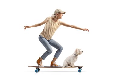 Beyaz arka planda izole edilmiş bir köpeği olan neşeli bir genç.    