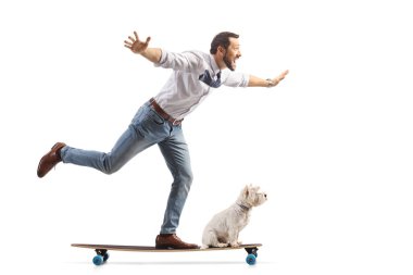 Beyaz arka planda izole edilmiş bir köpekle kaykay süren bir iş adamı.