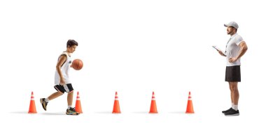 Beyaz arka planda izole edilmiş genç bir çocukla basketbol antrenmanı.