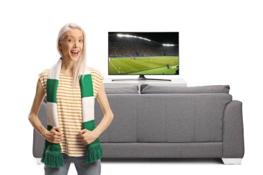 Televizyonda futbol izleyen mutlu genç kadın beyaz arka planda izole edilmiş.
