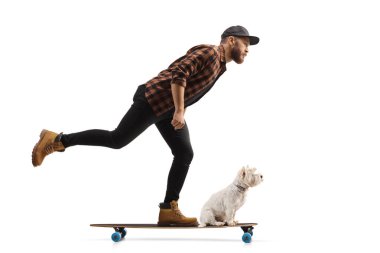 Beyaz arka planda uzun panoya binen köpekli bir adamın tam boy profil fotoğrafı.    