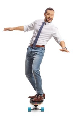 Beyaz arka planda izole bir şekilde uzun tahta süren bir iş adamının tam boy portresi.