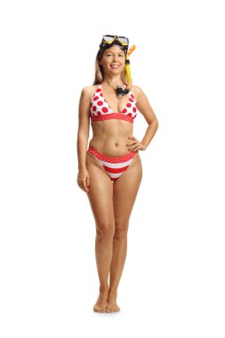 Beyaz arka planda, şnorkel maskeli, bikinili bir kadının tam boy portresi.