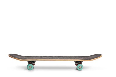 Beyaz arka plan üzerinde izole bir kaykay stüdyo çekim