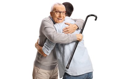 Sarılan yaşlı ve genç adam beyaz arka planda izole edilmiş.