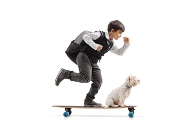 Beyaz arka planda köpek evcil hayvanıyla sörf tahtası süren bir çocuğun tam boy profil fotoğrafı.