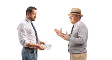 Beyaz arka planda izole edilmiş yaşlı bir adama para teklif eden bir iş adamı