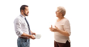 Beyaz arka planda izole edilmiş yaşlı bir kadından borç para alan bir iş adamı.