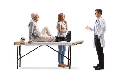 Doktor, beyaz arka planda izole edilmiş yaşlı bir adam ve genç bir kadınla konuşuyor.