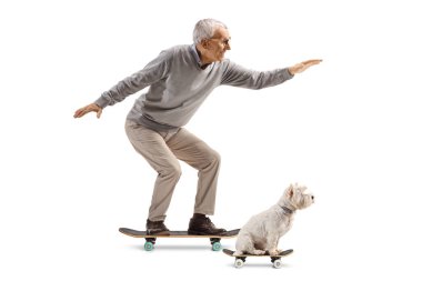 Beyaz arka planda yaşlı bir adam ve bir köpek kaykay sürüyor.