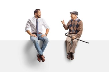 İş adamı ve yaşlı bir adam bir panelde oturup beyaz arka planda izole edilmeyi tartışıyor.