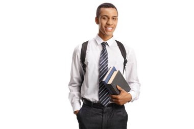 Elinde kitap tutan ve beyaz arka planda izole edilmiş kameraya gülümseyen Afrikalı Amerikalı okul çocuğu.