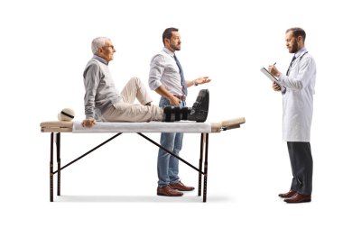 Doktor, babası yaralı bir çocukla konuşuyor. Beyaz arka planda izole edilmiş.