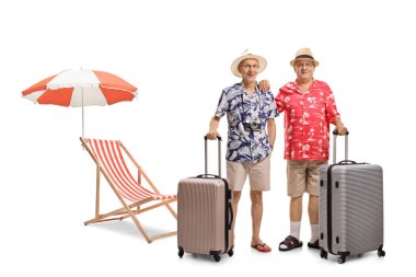 Bavullu yaşlı turistler ve beyaz arka planda şemsiyeli plaj sandalyesi