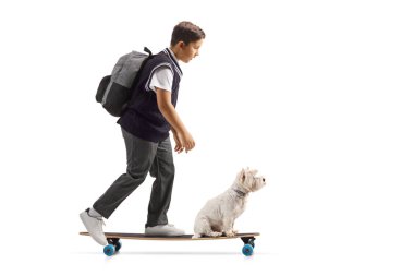 Beyaz arka planda izole edilmiş kaykayla gezen bir çocuğun tam boy profil fotoğrafı.