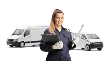 Minibüsleri olan kadın bir araba tamircisi, bijon anahtarı ve beyaz arka grubunda izole edilmiş bir pano tutuyor.