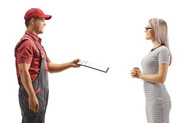 Erkek kurye, beyaz arka planda izole edilmiş genç bir kadına bir belge veriyor.