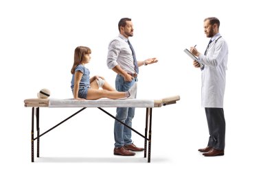 Hastanede dizinden yaralanmış bir baba ve kızı beyaz bir grupta izole edilmiş bir doktorla konuşuyor.