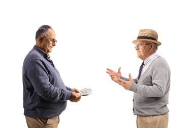 Beyaz arka planda izole edilmiş erkek emekliler konuşuyor ve paraları sayıyor