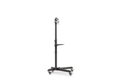 Beyaz arka planda izole edilmiş siyah metal TV standının stüdyo çekimi