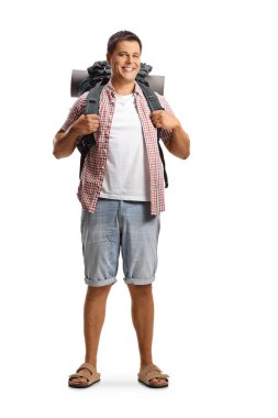 Sırtında sırt çantası olan beyaz arka planda izole bir erkek şehir turisti.