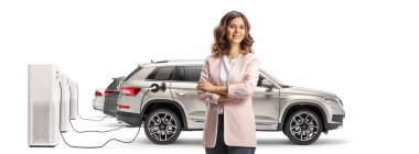 Her şarj noktasında poz veren genç bayan sürücü beyaz arka planda izole edildi